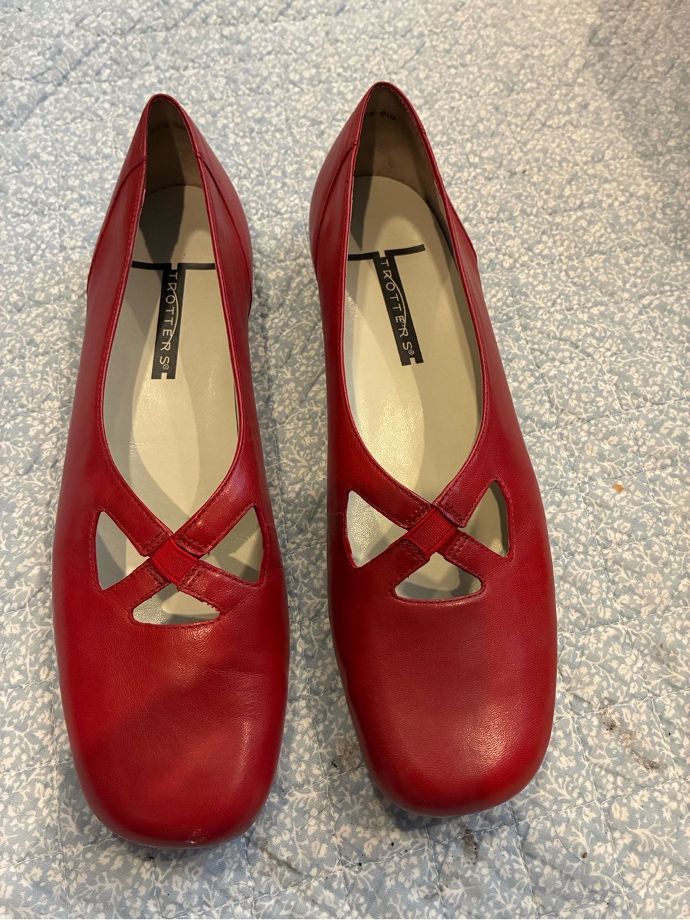 Trotters Red Leather Cross-Strap Women's Flats Size 9N